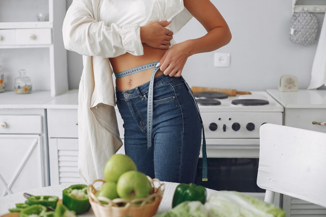 beautiful sporty woman kitchen with vegetables 1157 27979